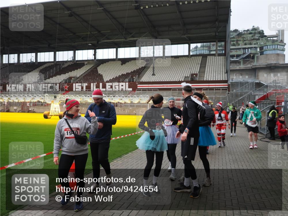 07.12.2025 - St. Pauli X-Mass-Run No. 15 Fabian Wolf http://msf.ph/oto/9424654 07.12.2025 12:08:26 Ziel 325, 334, 1493, 1514, 1940, 1943, 3141, 3397, 3609, 3861, 3867, 4212, 4213, 4214, 4215, 4269, 4271, 4272, 4292, 4711, 4712, 4717 meine-sportfotos.de