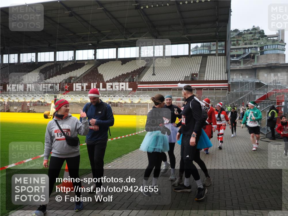 07.12.2025 - St. Pauli X-Mass-Run No. 15 Fabian Wolf http://msf.ph/oto/9424655 07.12.2025 12:08:27 Ziel 325, 334, 1493, 1514, 1940, 1943, 3141, 3397, 3609, 3861, 3867, 4212, 4213, 4214, 4215, 4269, 4271, 4272, 4292, 4711, 4712, 4717 meine-sportfotos.de