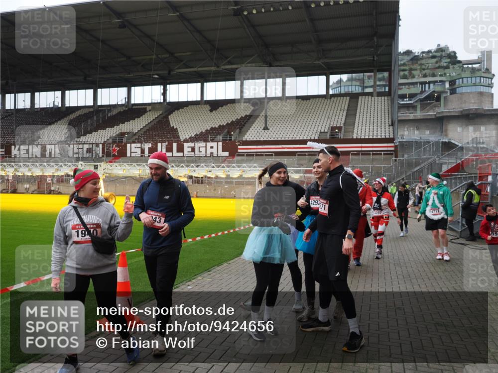 07.12.2025 - St. Pauli X-Mass-Run No. 15 Fabian Wolf http://msf.ph/oto/9424656 07.12.2025 12:08:27 Ziel 325, 334, 1493, 1514, 1940, 1943, 3141, 3397, 3609, 3861, 3867, 4212, 4213, 4214, 4215, 4269, 4271, 4272, 4292, 4711, 4712, 4717 meine-sportfotos.de