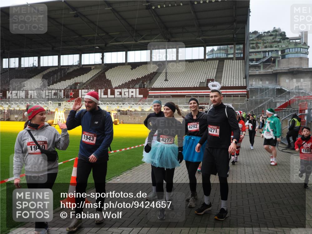 07.12.2025 - St. Pauli X-Mass-Run No. 15 Fabian Wolf http://msf.ph/oto/9424657 07.12.2025 12:08:27 Ziel 325, 334, 1493, 1514, 1940, 1943, 3141, 3397, 3609, 3861, 3867, 4212, 4213, 4214, 4215, 4269, 4271, 4272, 4292, 4711, 4712, 4717 meine-sportfotos.de