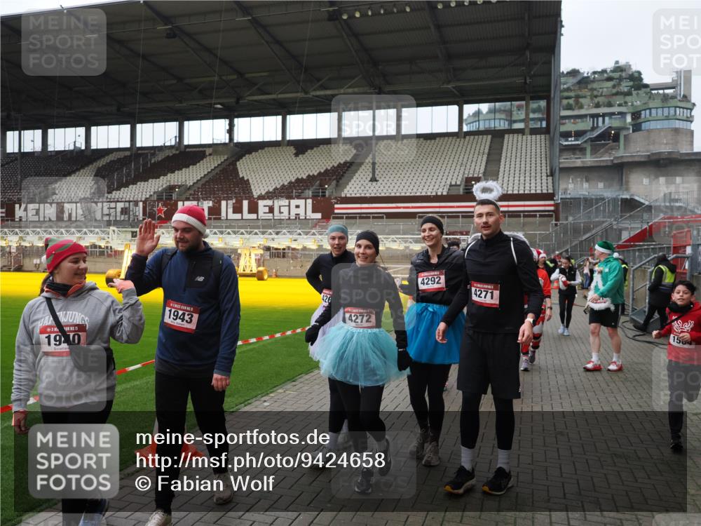 07.12.2025 - St. Pauli X-Mass-Run No. 15 Fabian Wolf http://msf.ph/oto/9424658 07.12.2025 12:08:27 Ziel 325, 334, 1493, 1514, 1940, 1943, 3141, 3397, 3609, 3861, 3867, 4212, 4213, 4214, 4215, 4269, 4271, 4272, 4292, 4711, 4712, 4717 meine-sportfotos.de
