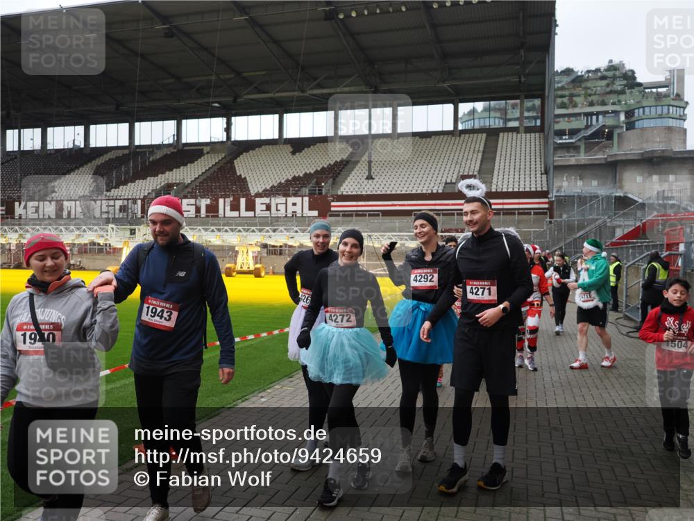 07.12.2025 - St. Pauli X-Mass-Run No. 15 Fabian Wolf http://msf.ph/oto/9424659 07.12.2025 12:08:28 Ziel 325, 334, 1493, 1514, 1940, 1943, 3141, 3397, 3609, 3861, 3867, 4212, 4213, 4214, 4215, 4269, 4271, 4272, 4292, 4711, 4712, 4717 meine-sportfotos.de