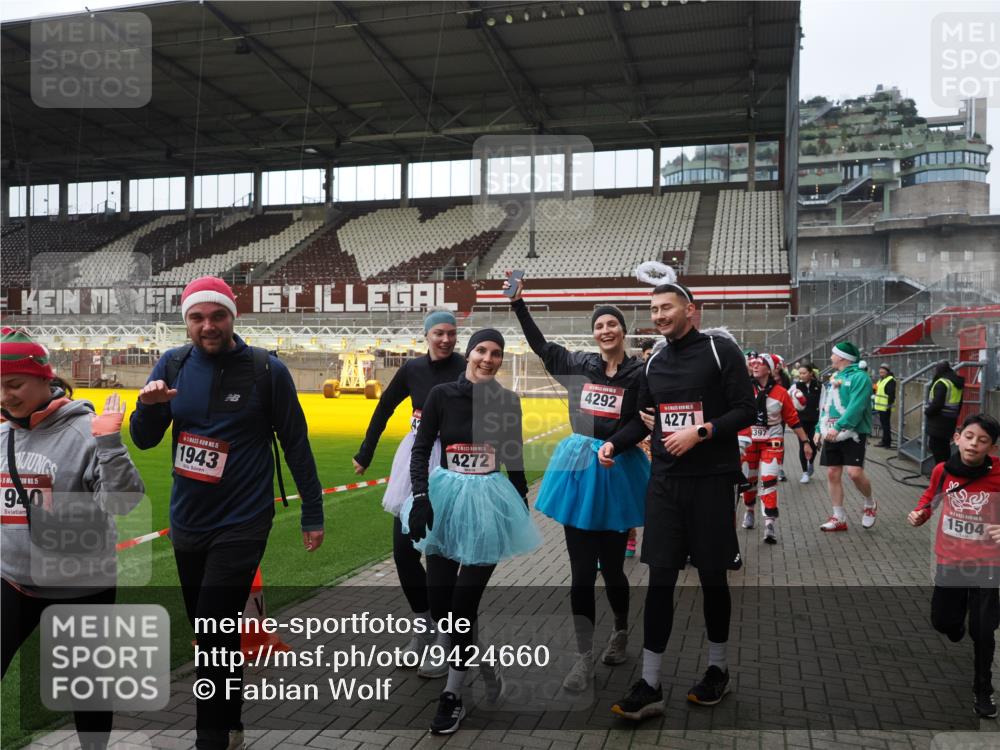 07.12.2025 - St. Pauli X-Mass-Run No. 15 Fabian Wolf http://msf.ph/oto/9424660 07.12.2025 12:08:28 Ziel 325, 334, 1493, 1514, 1940, 1943, 3141, 3397, 3609, 3861, 3867, 4212, 4213, 4214, 4215, 4269, 4271, 4272, 4292, 4711, 4712, 4717 meine-sportfotos.de