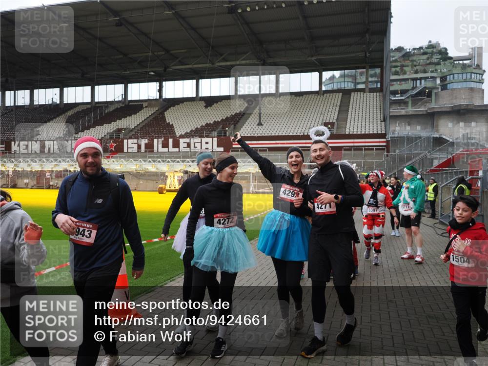 07.12.2025 - St. Pauli X-Mass-Run No. 15 Fabian Wolf http://msf.ph/oto/9424661 07.12.2025 12:08:28 Ziel 325, 334, 1493, 1514, 1940, 1943, 3141, 3397, 3609, 3861, 3867, 4212, 4213, 4214, 4215, 4269, 4271, 4272, 4292, 4711, 4712, 4717 meine-sportfotos.de
