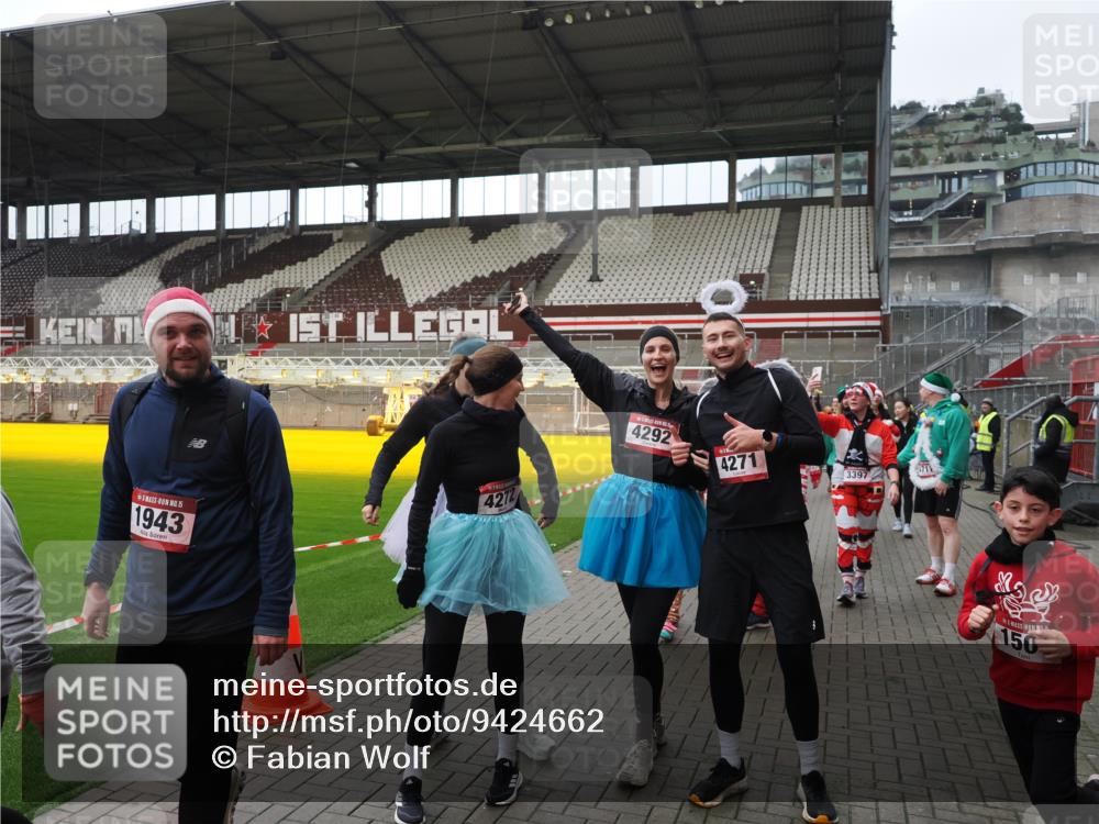 07.12.2025 - St. Pauli X-Mass-Run No. 15 Fabian Wolf http://msf.ph/oto/9424662 07.12.2025 12:08:28 Ziel 325, 334, 1493, 1514, 1940, 1943, 3141, 3397, 3609, 3861, 3867, 4212, 4213, 4214, 4215, 4269, 4271, 4272, 4292, 4711, 4712, 4717 meine-sportfotos.de