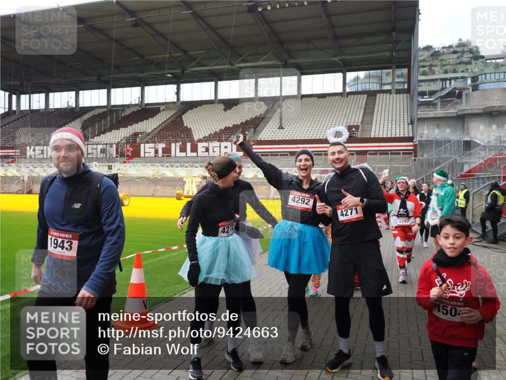 07.12.2025 - St. Pauli X-Mass-Run No. 15 Fabian Wolf http://msf.ph/oto/9424663 07.12.2025 12:08:28 Ziel 325, 334, 1493, 1514, 1940, 1943, 3141, 3397, 3609, 3861, 3867, 4212, 4213, 4214, 4215, 4269, 4271, 4272, 4292, 4711, 4712, 4717 meine-sportfotos.de