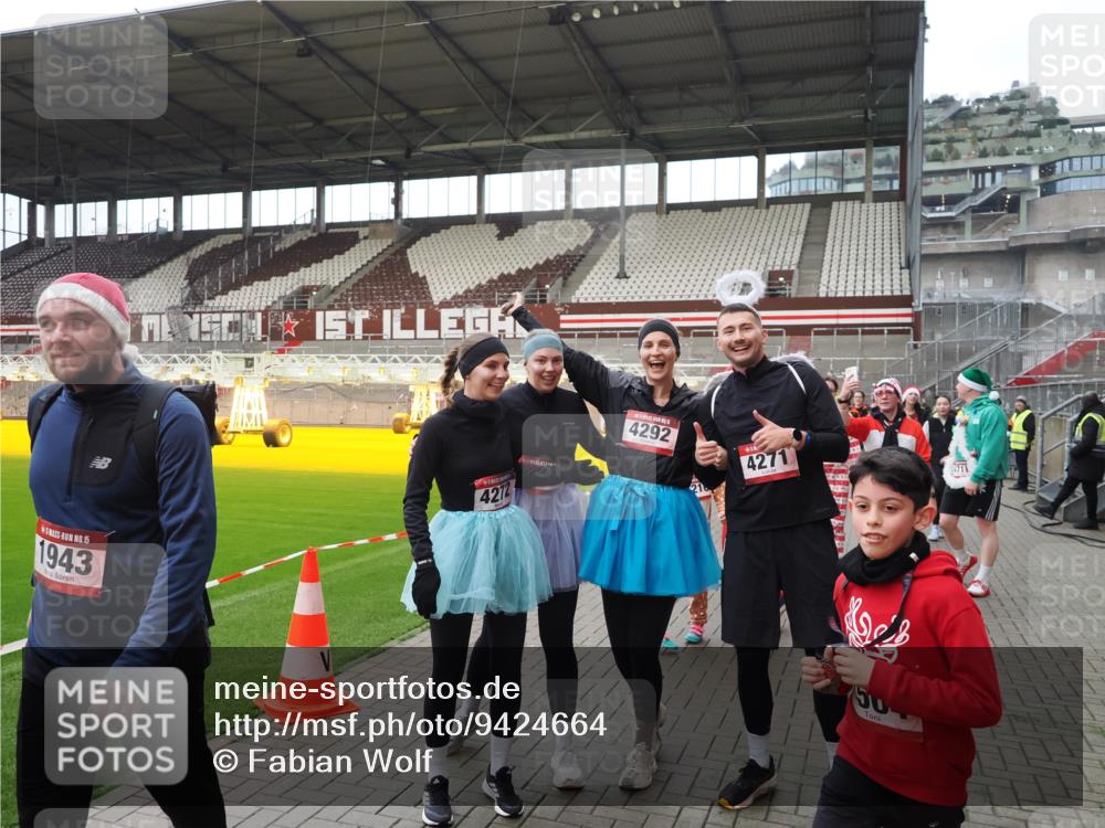 07.12.2025 - St. Pauli X-Mass-Run No. 15 Fabian Wolf http://msf.ph/oto/9424664 07.12.2025 12:08:29 Ziel 325, 334, 1493, 1514, 1940, 1943, 3141, 3397, 3609, 3861, 3867, 4212, 4213, 4214, 4215, 4269, 4271, 4272, 4292, 4711, 4712, 4717 meine-sportfotos.de