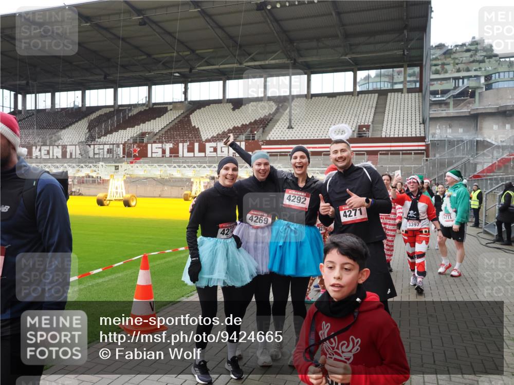 07.12.2025 - St. Pauli X-Mass-Run No. 15 Fabian Wolf http://msf.ph/oto/9424665 07.12.2025 12:08:29 Ziel 325, 334, 1493, 1514, 1940, 1943, 3141, 3397, 3609, 3861, 3867, 4212, 4213, 4214, 4215, 4269, 4271, 4272, 4292, 4711, 4712, 4717 meine-sportfotos.de