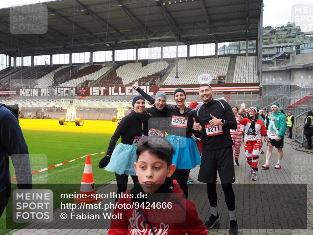 07.12.2025 - St. Pauli X-Mass-Run No. 15 Fabian Wolf http://msf.ph/oto/9424666 07.12.2025 12:08:29 Ziel 325, 334, 1493, 1514, 1940, 1943, 3141, 3397, 3609, 3861, 3867, 4212, 4213, 4214, 4215, 4269, 4271, 4272, 4292, 4711, 4712, 4717 meine-sportfotos.de