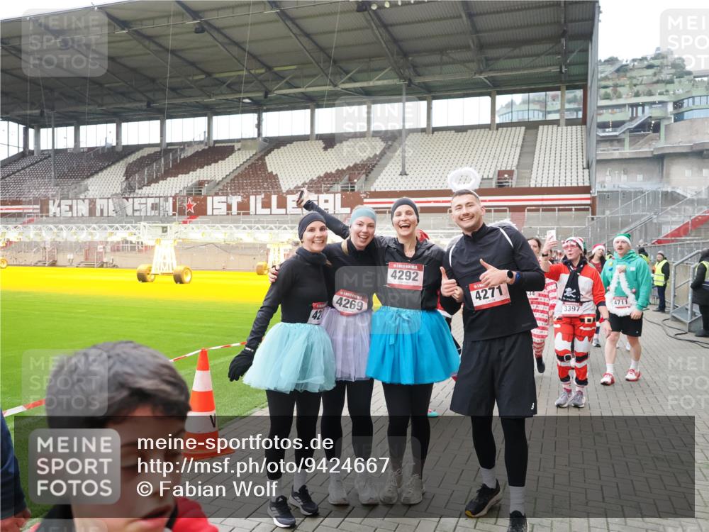 07.12.2025 - St. Pauli X-Mass-Run No. 15 Fabian Wolf http://msf.ph/oto/9424667 07.12.2025 12:08:29 Ziel 325, 334, 1493, 1514, 1940, 1943, 3141, 3397, 3609, 3861, 3867, 4212, 4213, 4214, 4215, 4269, 4271, 4272, 4292, 4711, 4712, 4717 meine-sportfotos.de