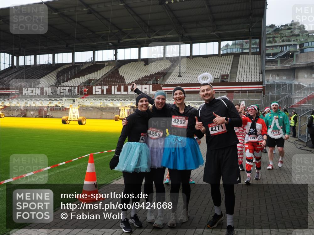 07.12.2025 - St. Pauli X-Mass-Run No. 15 Fabian Wolf http://msf.ph/oto/9424668 07.12.2025 12:08:29 Ziel 325, 334, 1493, 1514, 1940, 1943, 3141, 3397, 3609, 3861, 3867, 4212, 4213, 4214, 4215, 4269, 4271, 4272, 4292, 4711, 4712, 4717 meine-sportfotos.de