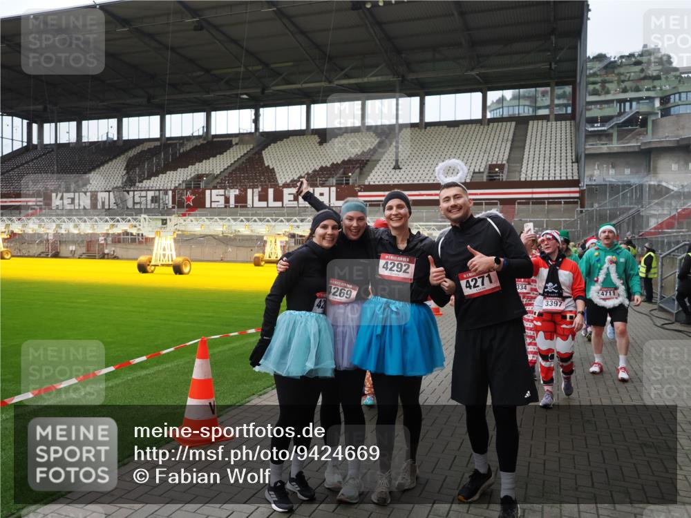 07.12.2025 - St. Pauli X-Mass-Run No. 15 Fabian Wolf http://msf.ph/oto/9424669 07.12.2025 12:08:30 Ziel 325, 334, 1493, 1514, 1940, 1943, 3141, 3397, 3609, 3861, 3867, 4212, 4213, 4214, 4215, 4269, 4271, 4272, 4292, 4711, 4712, 4717 meine-sportfotos.de