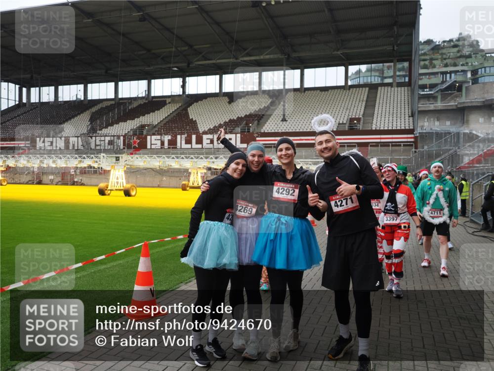 07.12.2025 - St. Pauli X-Mass-Run No. 15 Fabian Wolf http://msf.ph/oto/9424670 07.12.2025 12:08:30 Ziel 325, 334, 1493, 1514, 1940, 1943, 3141, 3397, 3609, 3861, 3867, 4212, 4213, 4214, 4215, 4269, 4271, 4272, 4292, 4711, 4712, 4717 meine-sportfotos.de