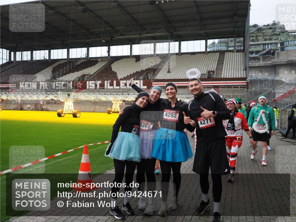 07.12.2025 - St. Pauli X-Mass-Run No. 15 Fabian Wolf http://msf.ph/oto/9424671 07.12.2025 12:08:30 Ziel 325, 334, 1493, 1514, 1940, 1943, 3141, 3397, 3609, 3861, 3867, 4212, 4213, 4214, 4215, 4269, 4271, 4272, 4292, 4711, 4712, 4717 meine-sportfotos.de