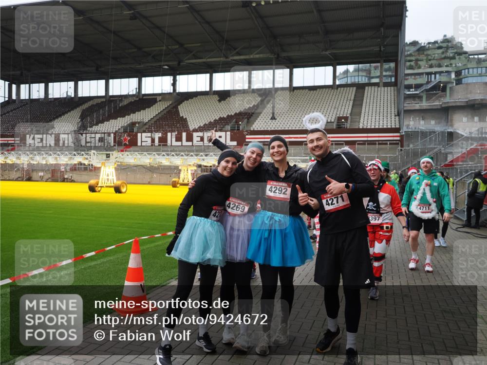 07.12.2025 - St. Pauli X-Mass-Run No. 15 Fabian Wolf http://msf.ph/oto/9424672 07.12.2025 12:08:30 Ziel 325, 334, 1493, 1514, 1940, 1943, 3141, 3397, 3609, 3861, 3867, 4212, 4213, 4214, 4215, 4269, 4271, 4272, 4292, 4711, 4712, 4717 meine-sportfotos.de