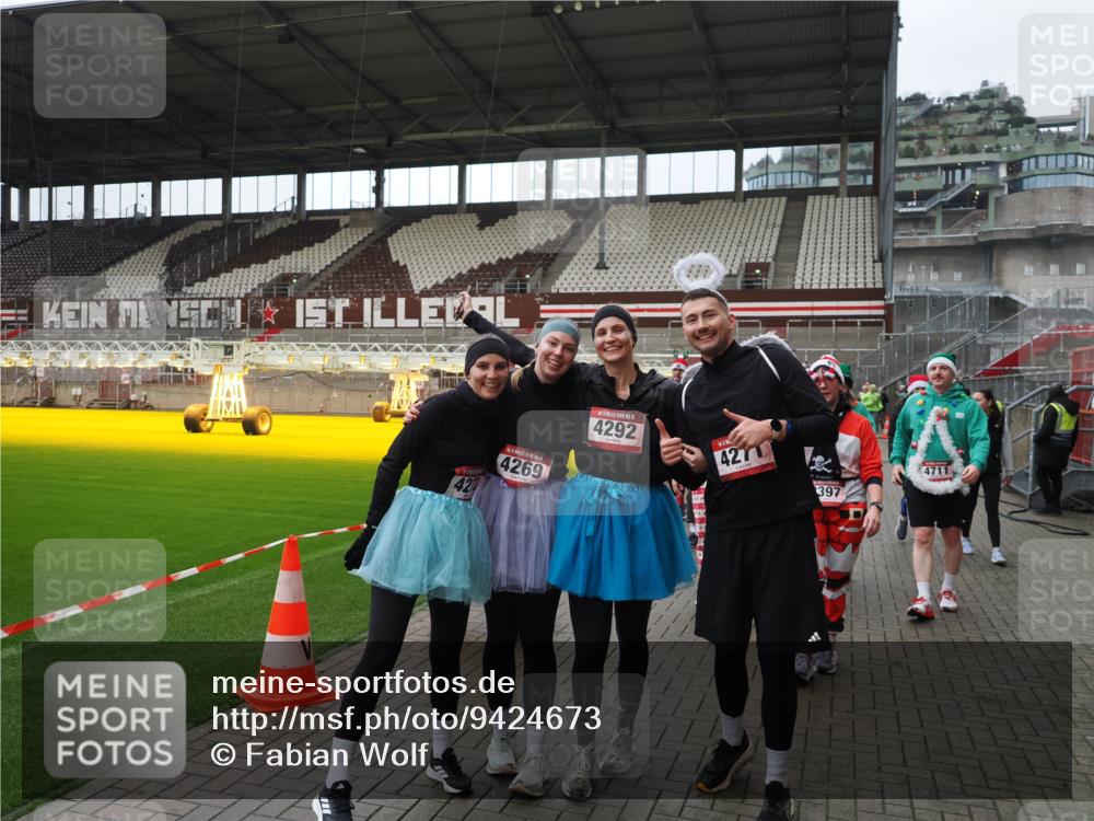 07.12.2025 - St. Pauli X-Mass-Run No. 15 Fabian Wolf http://msf.ph/oto/9424673 07.12.2025 12:08:30 Ziel 325, 334, 1493, 1514, 1940, 1943, 3141, 3397, 3609, 3861, 3867, 4212, 4213, 4214, 4215, 4269, 4271, 4272, 4292, 4711, 4712, 4717 meine-sportfotos.de