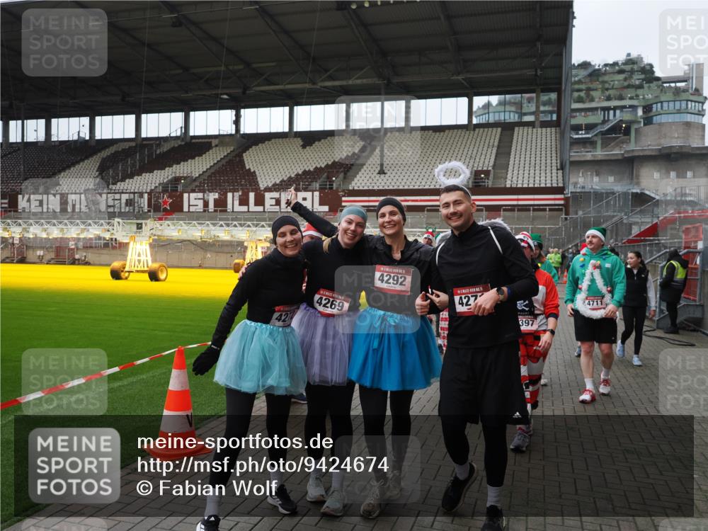 07.12.2025 - St. Pauli X-Mass-Run No. 15 Fabian Wolf http://msf.ph/oto/9424674 07.12.2025 12:08:31 Ziel 325, 334, 1493, 1514, 1940, 1943, 3141, 3397, 3609, 3861, 3867, 4212, 4213, 4214, 4215, 4252, 4269, 4271, 4272, 4292, 4711, 4712, 4717 meine-sportfotos.de