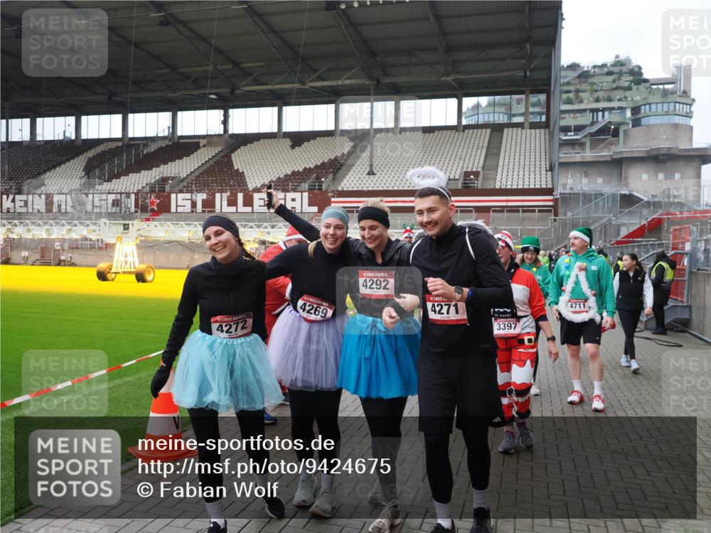 07.12.2025 - St. Pauli X-Mass-Run No. 15 Fabian Wolf http://msf.ph/oto/9424675 07.12.2025 12:08:31 Ziel 325, 334, 1493, 1514, 1940, 1943, 3141, 3397, 3609, 3861, 3867, 4212, 4213, 4214, 4215, 4252, 4269, 4271, 4272, 4292, 4711, 4712, 4717 meine-sportfotos.de