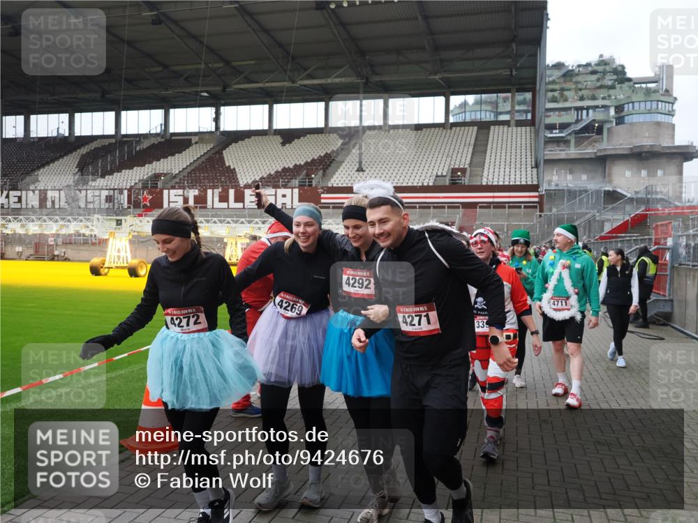 07.12.2025 - St. Pauli X-Mass-Run No. 15 Fabian Wolf http://msf.ph/oto/9424676 07.12.2025 12:08:31 Ziel 325, 334, 1493, 1514, 1940, 1943, 3141, 3397, 3609, 3861, 3867, 4212, 4213, 4214, 4215, 4252, 4269, 4271, 4272, 4292, 4711, 4712, 4717 meine-sportfotos.de