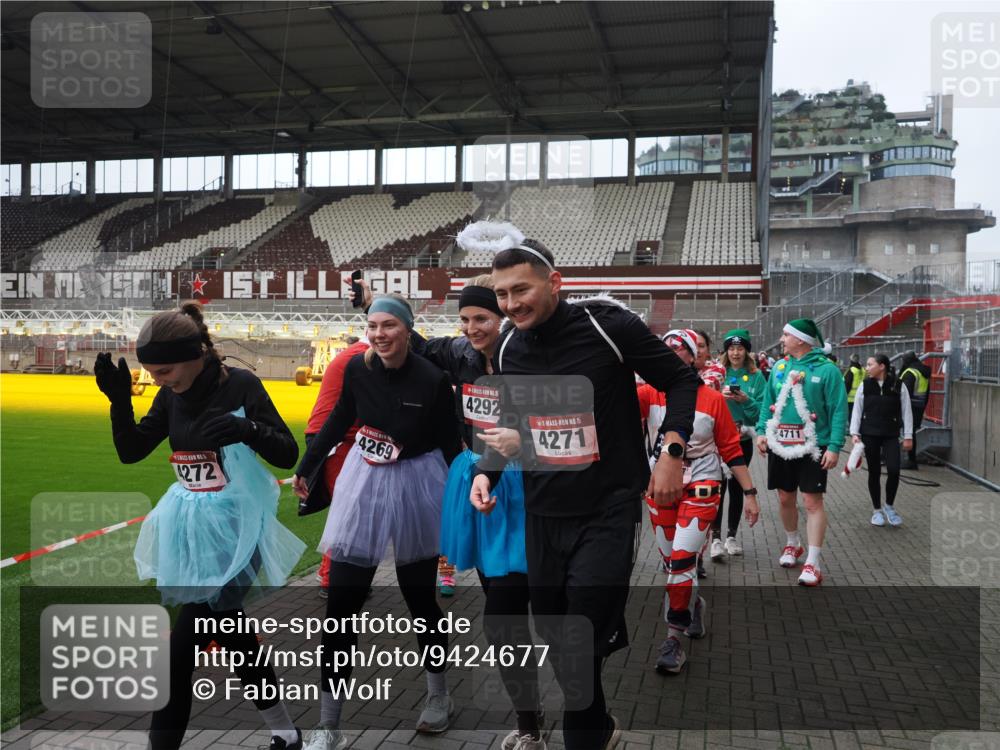 07.12.2025 - St. Pauli X-Mass-Run No. 15 Fabian Wolf http://msf.ph/oto/9424677 07.12.2025 12:08:31 Ziel 325, 334, 1493, 1514, 1940, 1943, 3141, 3397, 3609, 3861, 3867, 4212, 4213, 4214, 4215, 4252, 4269, 4271, 4272, 4292, 4711, 4712, 4717 meine-sportfotos.de