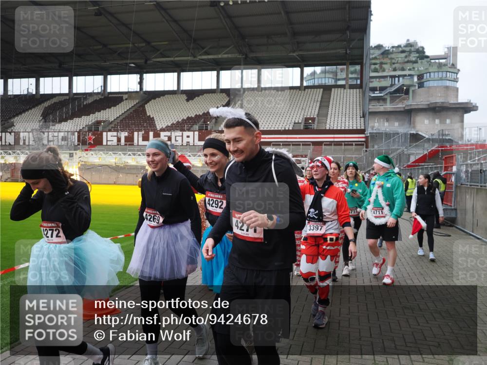 07.12.2025 - St. Pauli X-Mass-Run No. 15 Fabian Wolf http://msf.ph/oto/9424678 07.12.2025 12:08:31 Ziel 325, 334, 1493, 1514, 1940, 1943, 3141, 3397, 3609, 3861, 3867, 4212, 4213, 4214, 4215, 4252, 4269, 4271, 4272, 4292, 4711, 4712, 4717 meine-sportfotos.de