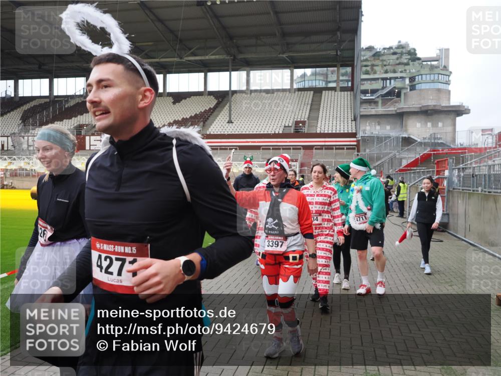 07.12.2025 - St. Pauli X-Mass-Run No. 15 Fabian Wolf http://msf.ph/oto/9424679 07.12.2025 12:08:32 Ziel 325, 334, 1493, 1514, 1940, 1943, 2873, 2889, 2892, 3141, 3397, 3609, 4212, 4213, 4214, 4252, 4269, 4271, 4272, 4292, 4711, 4712, 4717 meine-sportfotos.de