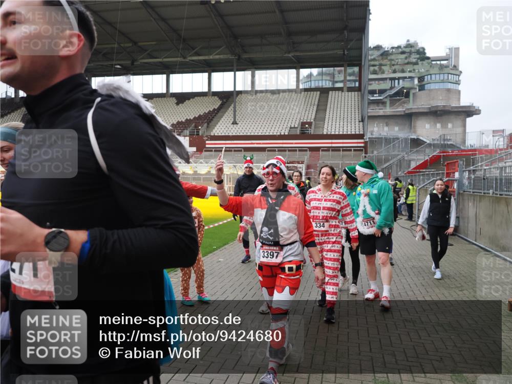 07.12.2025 - St. Pauli X-Mass-Run No. 15 Fabian Wolf http://msf.ph/oto/9424680 07.12.2025 12:08:32 Ziel 325, 334, 1493, 1514, 1940, 1943, 2873, 2889, 2892, 3141, 3397, 3609, 4212, 4213, 4214, 4252, 4269, 4271, 4272, 4292, 4711, 4712, 4717 meine-sportfotos.de