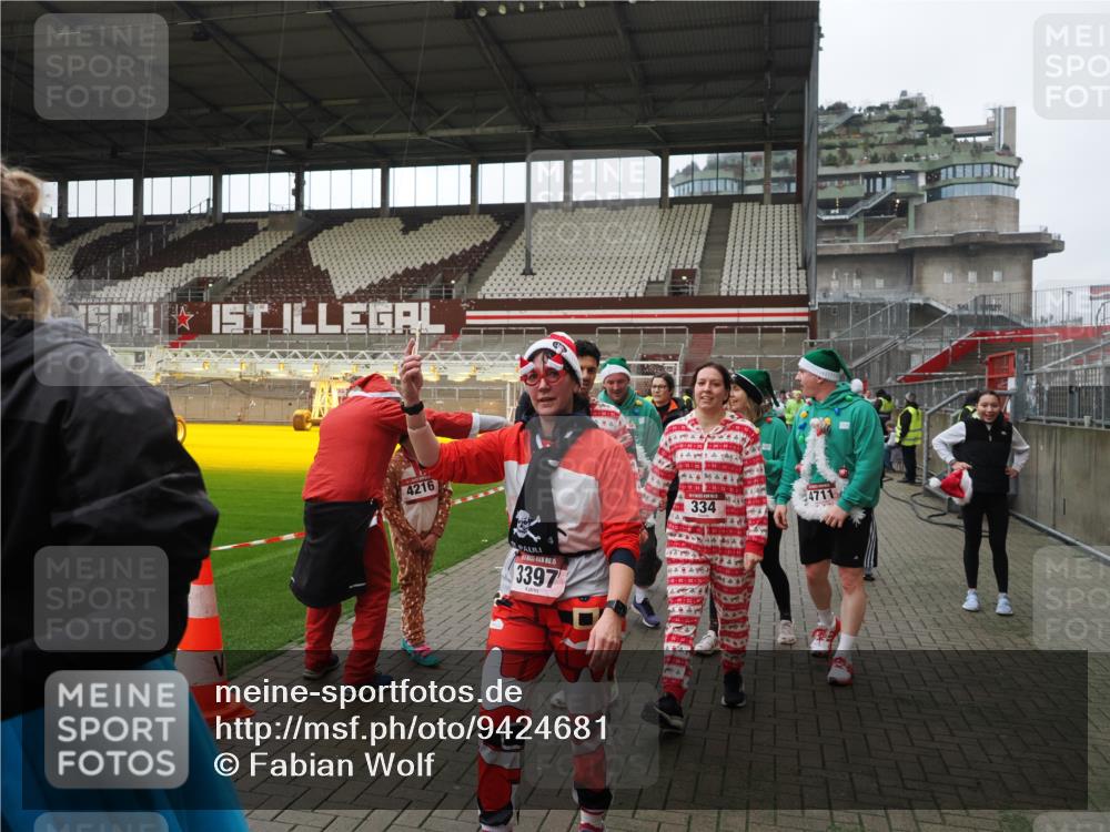 07.12.2025 - St. Pauli X-Mass-Run No. 15 Fabian Wolf http://msf.ph/oto/9424681 07.12.2025 12:08:33 Ziel 325, 334, 1493, 1514, 1940, 1943, 2873, 2889, 2892, 3141, 3397, 4212, 4214, 4252, 4269, 4271, 4272, 4292, 4422, 4711, 4712, 4717 meine-sportfotos.de