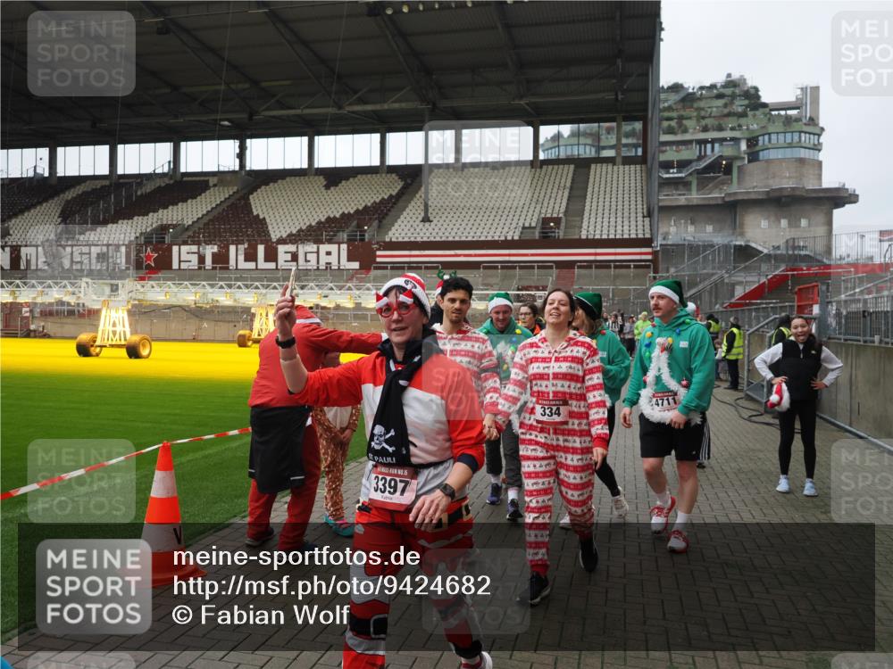07.12.2025 - St. Pauli X-Mass-Run No. 15 Fabian Wolf http://msf.ph/oto/9424682 07.12.2025 12:08:33 Ziel 325, 334, 1493, 1514, 1940, 1943, 2873, 2889, 2892, 3141, 3397, 4212, 4214, 4252, 4269, 4271, 4272, 4292, 4422, 4711, 4712, 4717 meine-sportfotos.de