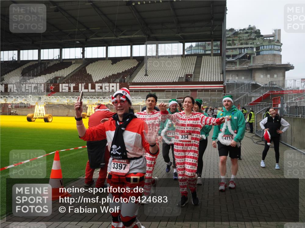 07.12.2025 - St. Pauli X-Mass-Run No. 15 Fabian Wolf http://msf.ph/oto/9424683 07.12.2025 12:08:33 Ziel 325, 334, 1493, 1514, 1940, 1943, 2873, 2889, 2892, 3141, 3397, 4212, 4214, 4252, 4269, 4271, 4272, 4292, 4422, 4711, 4712, 4717 meine-sportfotos.de