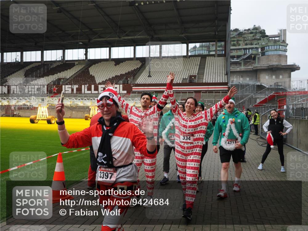 07.12.2025 - St. Pauli X-Mass-Run No. 15 Fabian Wolf http://msf.ph/oto/9424684 07.12.2025 12:08:33 Ziel 325, 334, 1493, 1514, 1940, 1943, 2873, 2889, 2892, 3141, 3397, 4212, 4214, 4252, 4269, 4271, 4272, 4292, 4422, 4711, 4712, 4717 meine-sportfotos.de