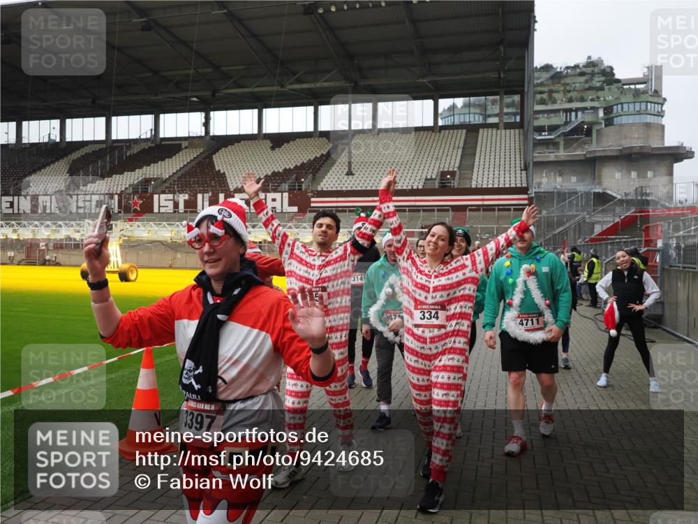 07.12.2025 - St. Pauli X-Mass-Run No. 15 Fabian Wolf http://msf.ph/oto/9424685 07.12.2025 12:08:34 Ziel 325, 334, 1214, 1253, 1493, 1514, 1940, 1943, 2873, 2889, 2892, 3141, 3397, 4214, 4252, 4269, 4271, 4272, 4292, 4422, 4711, 4712, 4717 meine-sportfotos.de