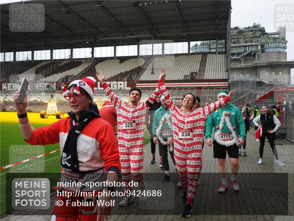 07.12.2025 - St. Pauli X-Mass-Run No. 15 Fabian Wolf http://msf.ph/oto/9424686 07.12.2025 12:08:34 Ziel 325, 334, 1214, 1253, 1493, 1514, 1940, 1943, 2873, 2889, 2892, 3141, 3397, 4214, 4252, 4269, 4271, 4272, 4292, 4422, 4711, 4712, 4717 meine-sportfotos.de