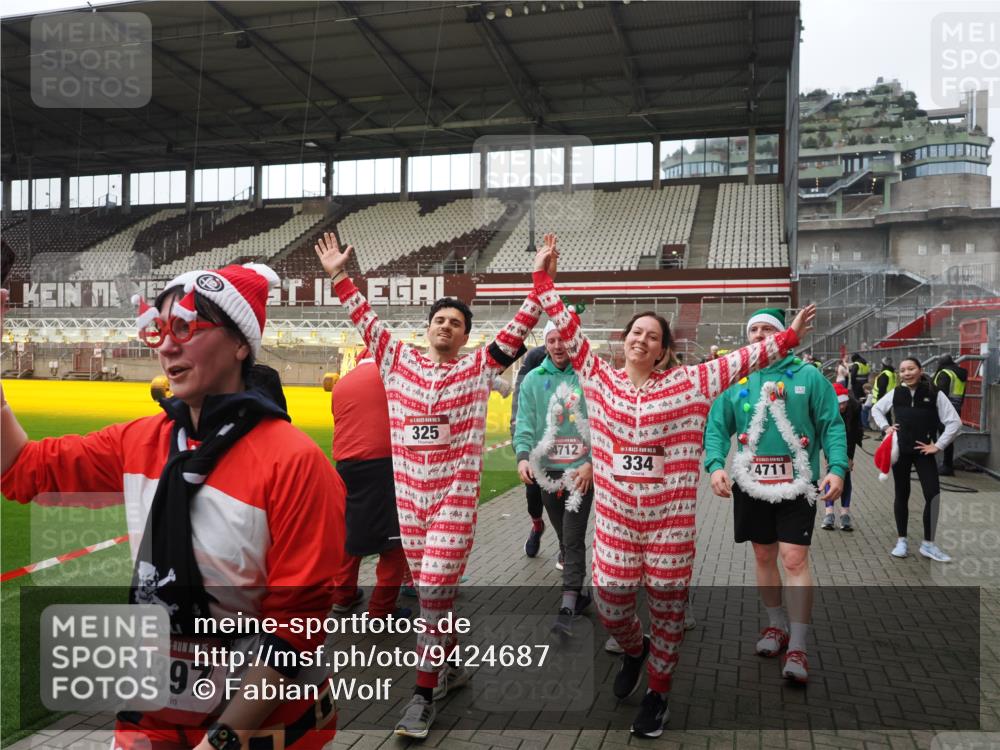07.12.2025 - St. Pauli X-Mass-Run No. 15 Fabian Wolf http://msf.ph/oto/9424687 07.12.2025 12:08:34 Ziel 325, 334, 1214, 1253, 1493, 1514, 1940, 1943, 2873, 2889, 2892, 3141, 3397, 4214, 4252, 4269, 4271, 4272, 4292, 4422, 4711, 4712, 4717 meine-sportfotos.de