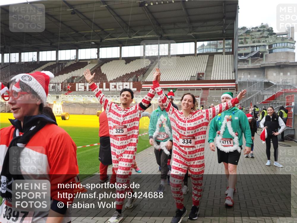07.12.2025 - St. Pauli X-Mass-Run No. 15 Fabian Wolf http://msf.ph/oto/9424688 07.12.2025 12:08:34 Ziel 325, 334, 1214, 1253, 1493, 1514, 1940, 1943, 2873, 2889, 2892, 3141, 3397, 4214, 4252, 4269, 4271, 4272, 4292, 4422, 4711, 4712, 4717 meine-sportfotos.de