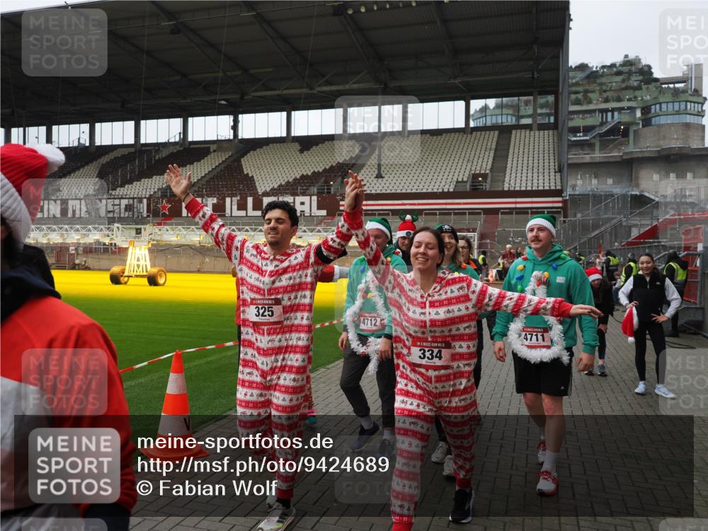 07.12.2025 - St. Pauli X-Mass-Run No. 15 Fabian Wolf http://msf.ph/oto/9424689 07.12.2025 12:08:34 Ziel 325, 334, 1214, 1253, 1493, 1514, 1940, 1943, 2873, 2889, 2892, 3141, 3397, 4214, 4252, 4269, 4271, 4272, 4292, 4422, 4711, 4712, 4717 meine-sportfotos.de