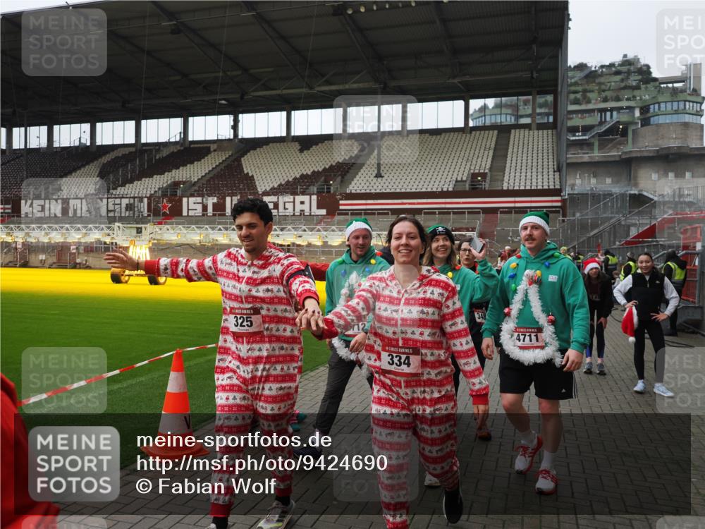 07.12.2025 - St. Pauli X-Mass-Run No. 15 Fabian Wolf http://msf.ph/oto/9424690 07.12.2025 12:08:35 Ziel 325, 334, 1214, 1219, 1253, 1493, 1514, 2873, 2889, 2892, 3141, 3397, 3595, 4182, 4214, 4252, 4269, 4271, 4272, 4292, 4422, 4711, 4712, 4717 meine-sportfotos.de