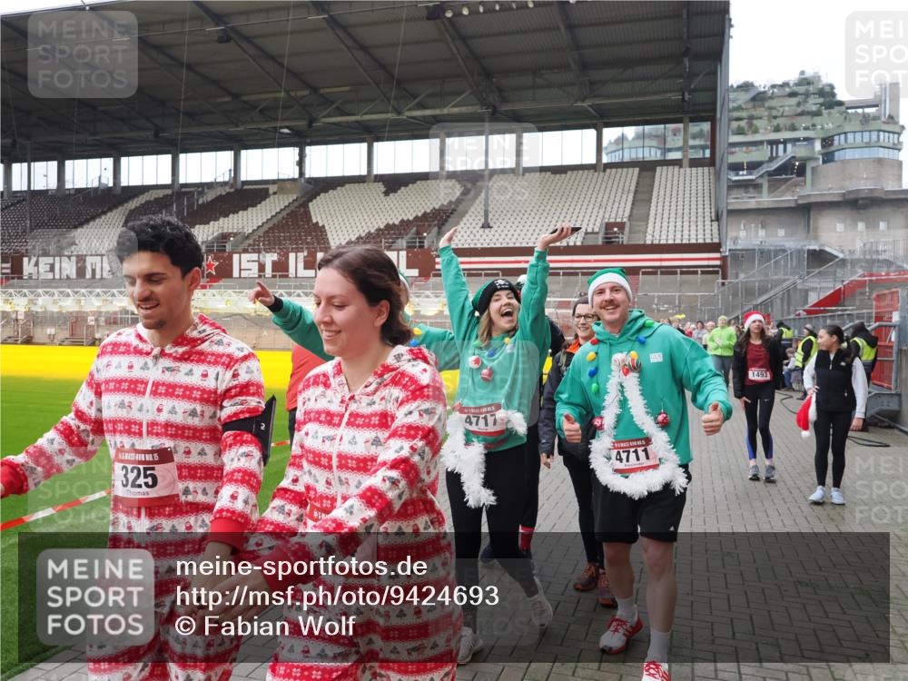 07.12.2025 - St. Pauli X-Mass-Run No. 15 Fabian Wolf http://msf.ph/oto/9424693 07.12.2025 12:08:35 Ziel 325, 334, 1214, 1219, 1253, 1493, 1514, 2873, 2889, 2892, 3141, 3397, 3595, 4182, 4214, 4252, 4269, 4271, 4272, 4292, 4422, 4711, 4712, 4717 meine-sportfotos.de