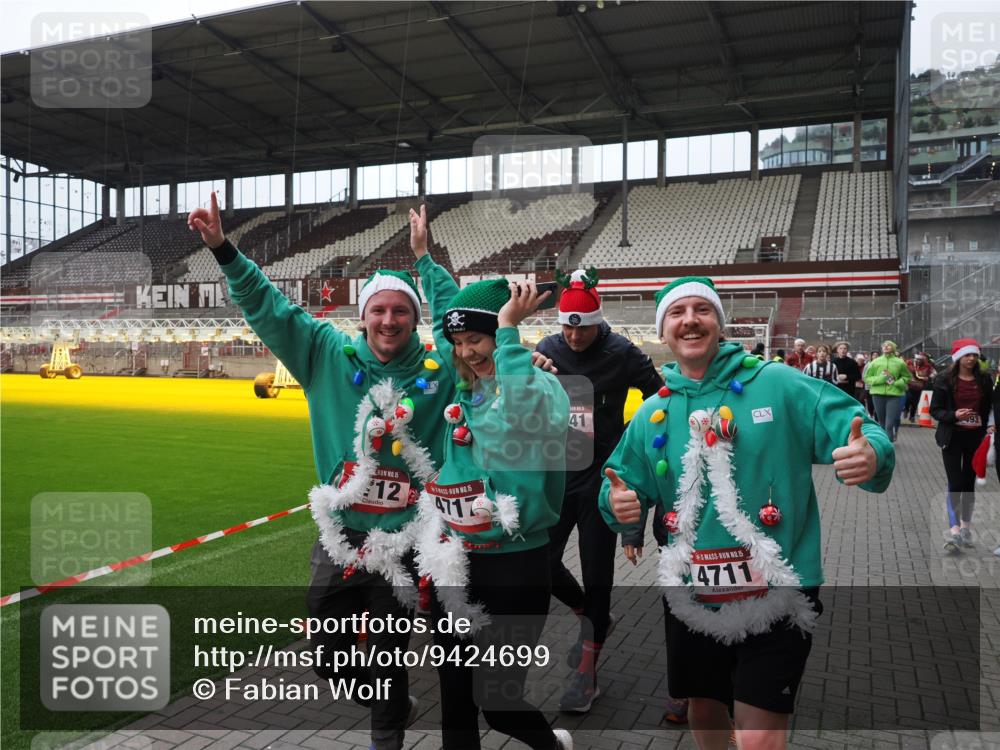 07.12.2025 - St. Pauli X-Mass-Run No. 15 Fabian Wolf http://msf.ph/oto/9424699 07.12.2025 12:08:37 Ziel 325, 334, 1214, 1219, 1253, 1269, 1493, 1514, 2679, 2873, 2889, 2892, 3141, 3595, 3876, 4084, 4182, 4183, 4252, 4422, 4711, 4712, 4717 meine-sportfotos.de