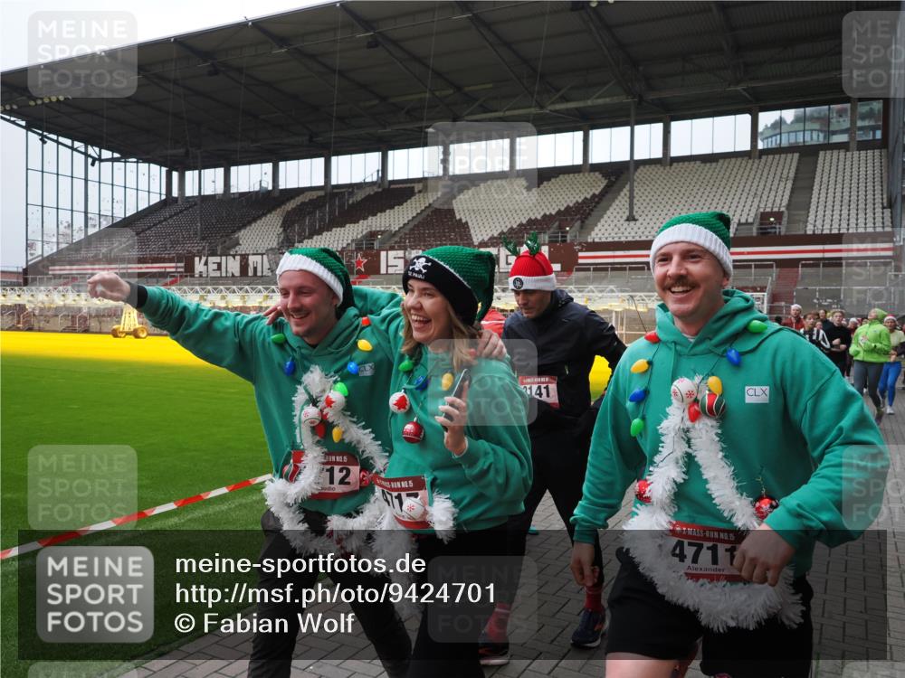 07.12.2025 - St. Pauli X-Mass-Run No. 15 Fabian Wolf http://msf.ph/oto/9424701 07.12.2025 12:08:37 Ziel 325, 334, 1214, 1219, 1253, 1269, 1493, 1514, 2679, 2873, 2889, 2892, 3141, 3595, 3876, 4084, 4182, 4183, 4252, 4422, 4711, 4712, 4717 meine-sportfotos.de