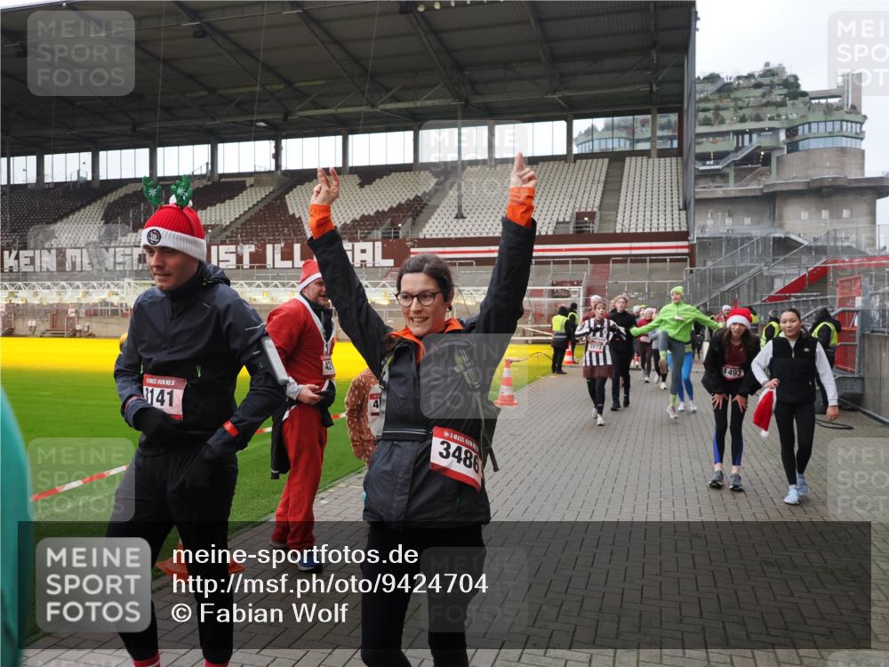 07.12.2025 - St. Pauli X-Mass-Run No. 15 Fabian Wolf http://msf.ph/oto/9424704 07.12.2025 12:08:38 Ziel 325, 334, 1214, 1219, 1253, 1269, 1270, 1493, 1514, 2679, 2873, 2889, 2892, 3141, 3595, 3876, 4084, 4086, 4182, 4183, 4252, 4422, 4429, 4711, 4712, 4717 meine-sportfotos.de