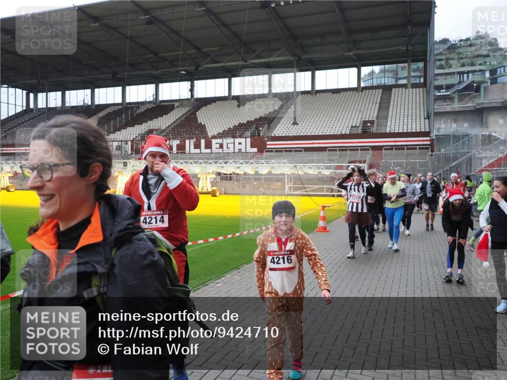 07.12.2025 - St. Pauli X-Mass-Run No. 15 Fabian Wolf http://msf.ph/oto/9424710 07.12.2025 12:08:40 Ziel 1214, 1219, 1253, 1269, 1270, 2679, 2873, 2889, 2892, 3141, 3595, 3876, 4084, 4086, 4182, 4183, 4252, 4294, 4295, 4297, 4422, 4429, 4711, 4712, 4717 meine-sportfotos.de