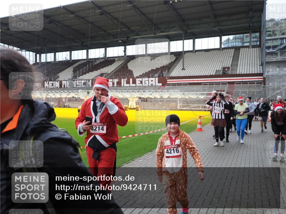 07.12.2025 - St. Pauli X-Mass-Run No. 15 Fabian Wolf http://msf.ph/oto/9424711 07.12.2025 12:08:40 Ziel 1214, 1219, 1253, 1269, 1270, 2679, 2873, 2889, 2892, 3141, 3595, 3876, 4084, 4086, 4182, 4183, 4252, 4294, 4295, 4297, 4422, 4429, 4711, 4712, 4717 meine-sportfotos.de