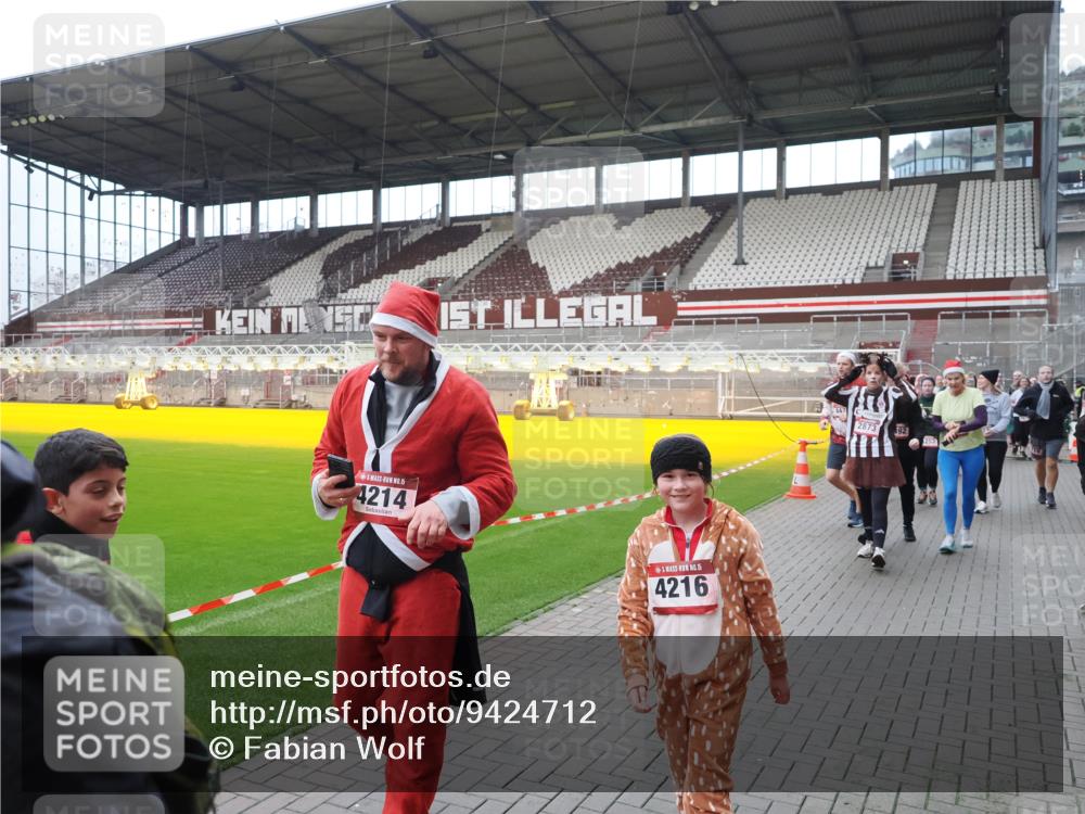 07.12.2025 - St. Pauli X-Mass-Run No. 15 Fabian Wolf http://msf.ph/oto/9424712 07.12.2025 12:08:40 Ziel 1214, 1219, 1253, 1269, 1270, 2679, 2873, 2889, 2892, 3141, 3595, 3876, 4084, 4086, 4182, 4183, 4252, 4294, 4295, 4297, 4422, 4429, 4711, 4712, 4717 meine-sportfotos.de