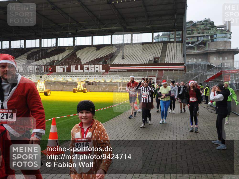 07.12.2025 - St. Pauli X-Mass-Run No. 15 Fabian Wolf http://msf.ph/oto/9424714 07.12.2025 12:08:41 Ziel 1214, 1219, 1253, 1269, 1270, 2679, 2873, 2889, 2892, 3141, 3595, 3876, 4084, 4086, 4137, 4138, 4182, 4183, 4252, 4294, 4295, 4297, 4422, 4429, 4711, 4712, 4717 meine-sportfotos.de