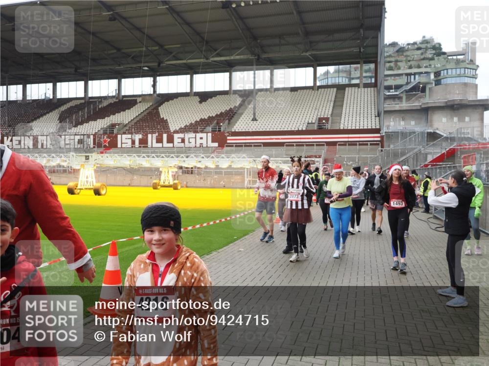 07.12.2025 - St. Pauli X-Mass-Run No. 15 Fabian Wolf http://msf.ph/oto/9424715 07.12.2025 12:08:41 Ziel 1214, 1219, 1253, 1269, 1270, 2679, 2873, 2889, 2892, 3141, 3595, 3876, 4084, 4086, 4137, 4138, 4182, 4183, 4252, 4294, 4295, 4297, 4422, 4429, 4711, 4712, 4717 meine-sportfotos.de