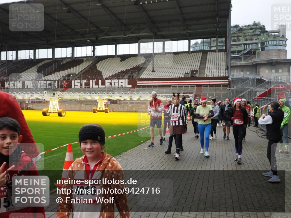 07.12.2025 - St. Pauli X-Mass-Run No. 15 Fabian Wolf http://msf.ph/oto/9424716 07.12.2025 12:08:41 Ziel 1214, 1219, 1253, 1269, 1270, 2679, 2873, 2889, 2892, 3141, 3595, 3876, 4084, 4086, 4137, 4138, 4182, 4183, 4252, 4294, 4295, 4297, 4422, 4429, 4711, 4712, 4717 meine-sportfotos.de