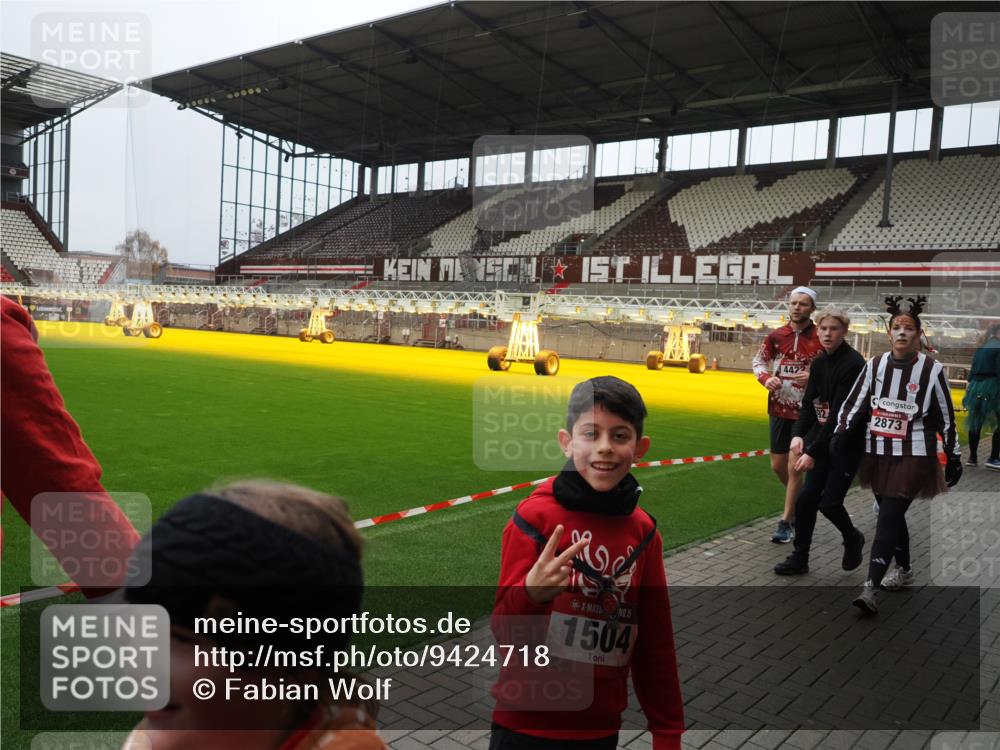 07.12.2025 - St. Pauli X-Mass-Run No. 15 Fabian Wolf http://msf.ph/oto/9424718 07.12.2025 12:08:42 Ziel 1214, 1219, 1253, 1269, 1270, 2679, 2873, 2889, 2892, 3141, 3230, 3595, 3876, 4084, 4086, 4137, 4138, 4182, 4183, 4252, 4294, 4295, 4297, 4422, 4429, 4712 meine-sportfotos.de