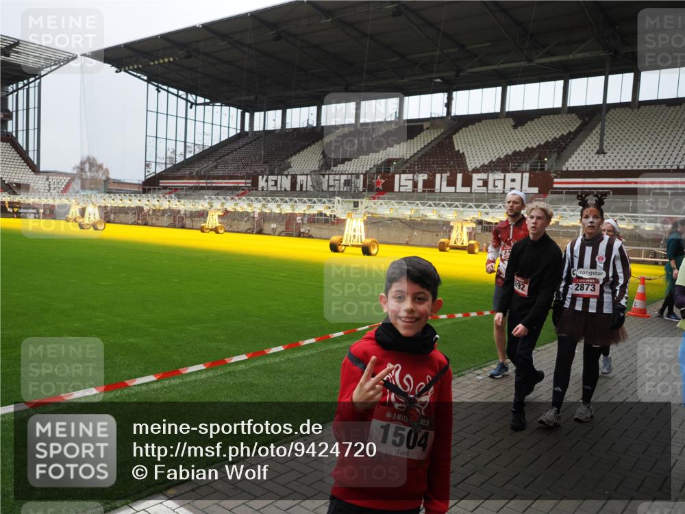 07.12.2025 - St. Pauli X-Mass-Run No. 15 Fabian Wolf http://msf.ph/oto/9424720 07.12.2025 12:08:43 Ziel 586, 1214, 1219, 1253, 1269, 1270, 2679, 2873, 2889, 2892, 3141, 3230, 3233, 3595, 3876, 4084, 4086, 4137, 4138, 4182, 4183, 4252, 4294, 4295, 4297, 4422, 4429, 4712 meine-sportfotos.de