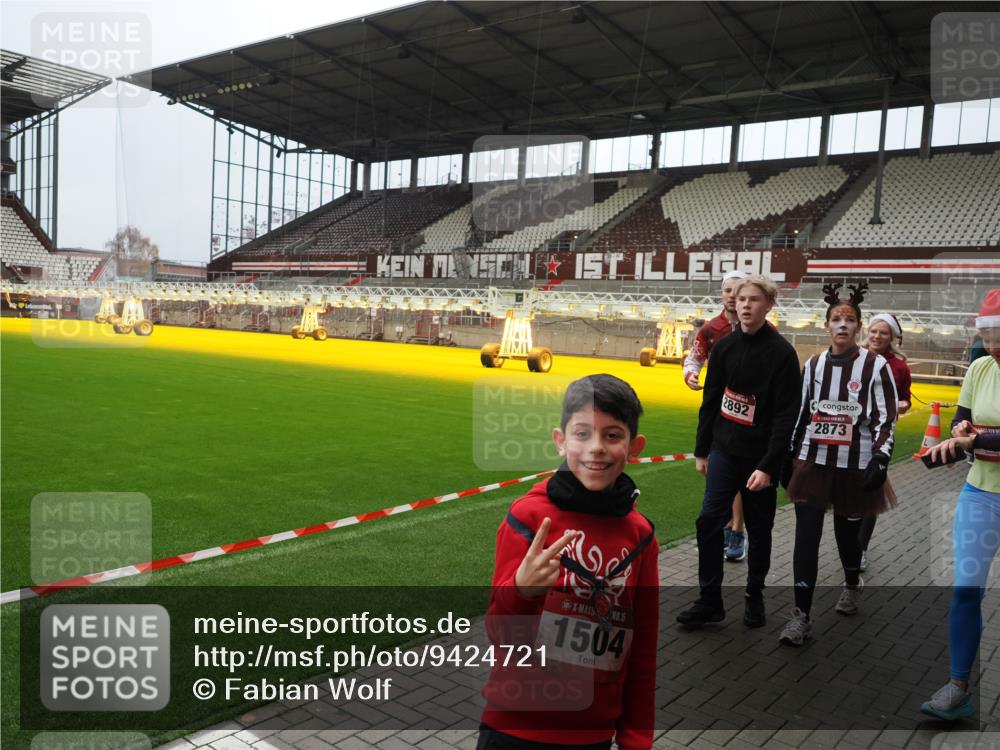 07.12.2025 - St. Pauli X-Mass-Run No. 15 Fabian Wolf http://msf.ph/oto/9424721 07.12.2025 12:08:43 Ziel 586, 1214, 1219, 1253, 1269, 1270, 2679, 2873, 2889, 2892, 3141, 3230, 3233, 3595, 3876, 4084, 4086, 4137, 4138, 4182, 4183, 4252, 4294, 4295, 4297, 4422, 4429, 4712 meine-sportfotos.de